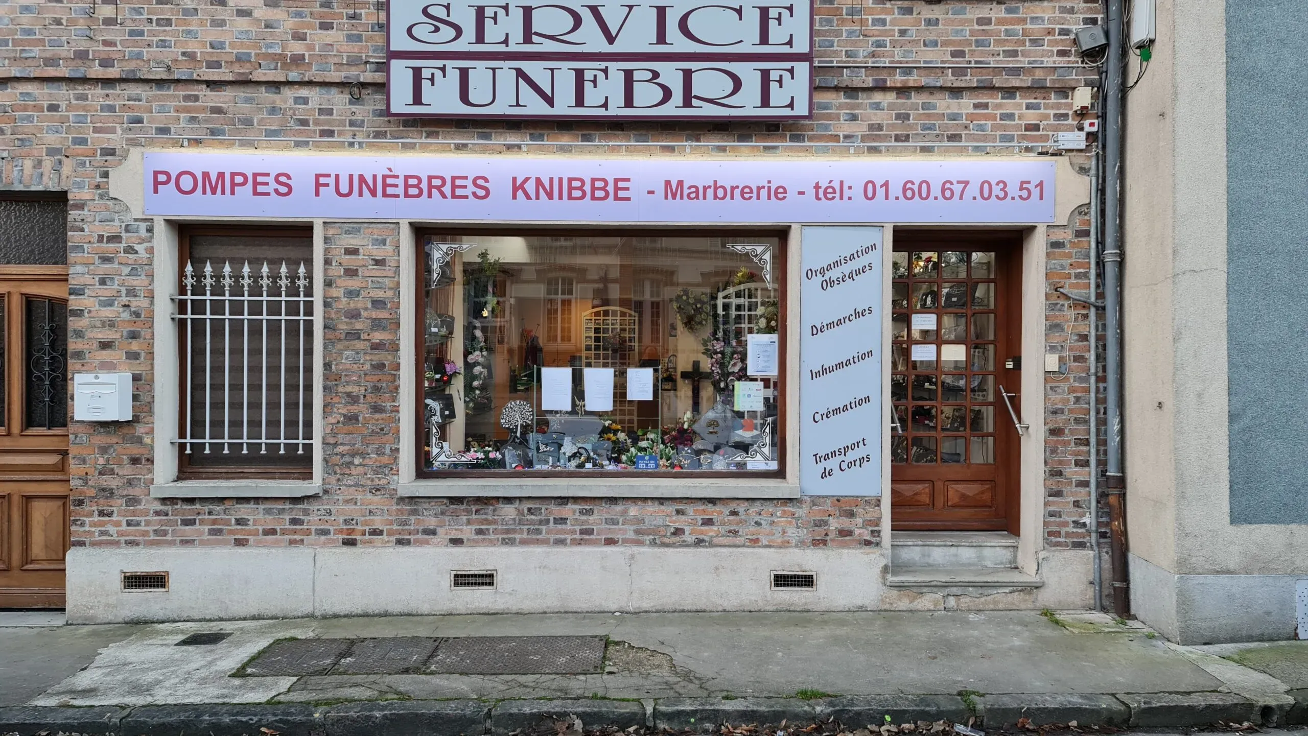Devanture du magasin Pompes Funèbres Knibbe en briques.