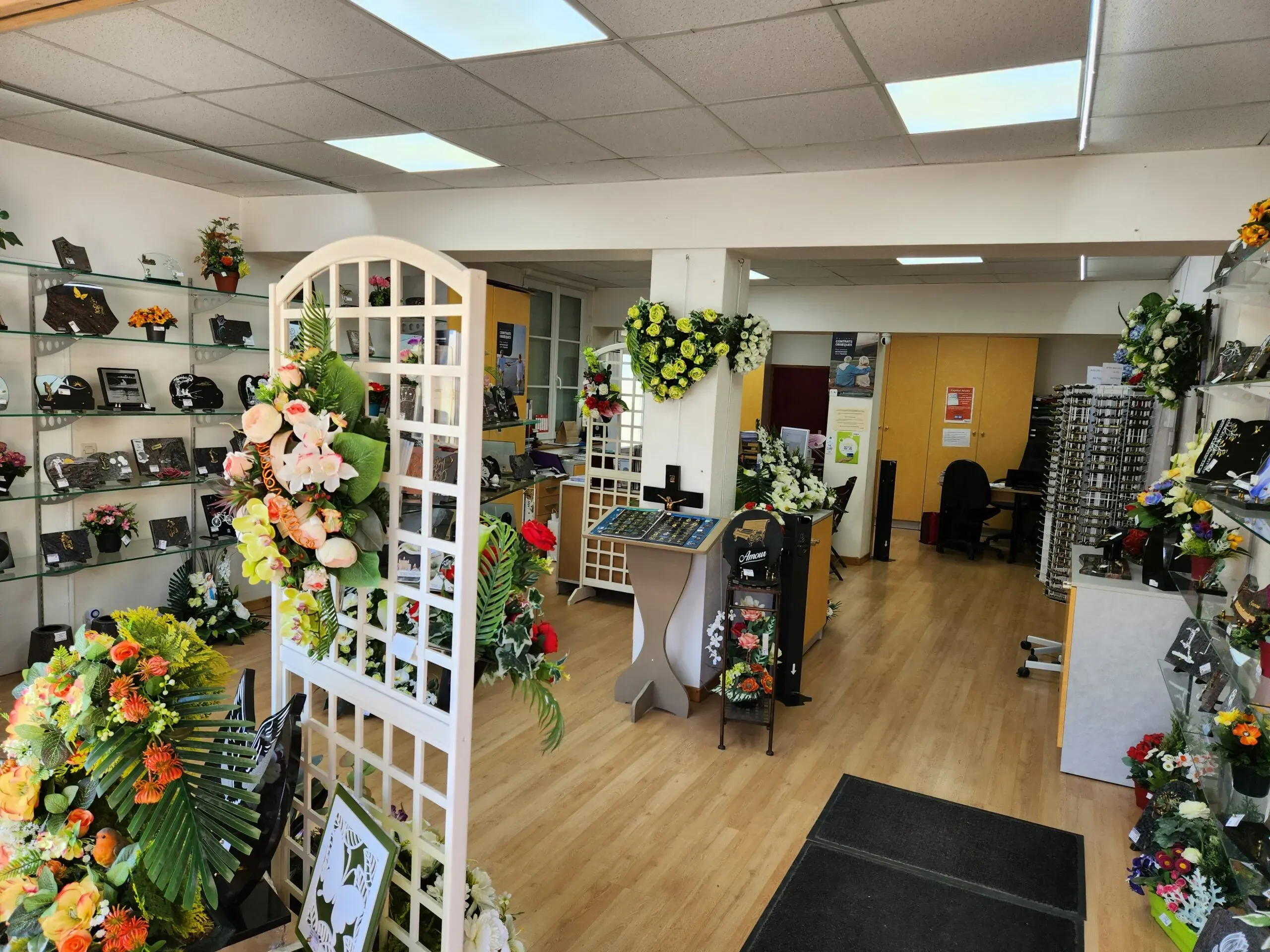 Magasin d'articles funéraires proposant plaques et compositions florales.