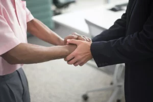 Serrage de mains chaleureux en signe de soutien et de condoléances.